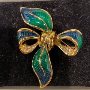 Avon vintage bow pin in box